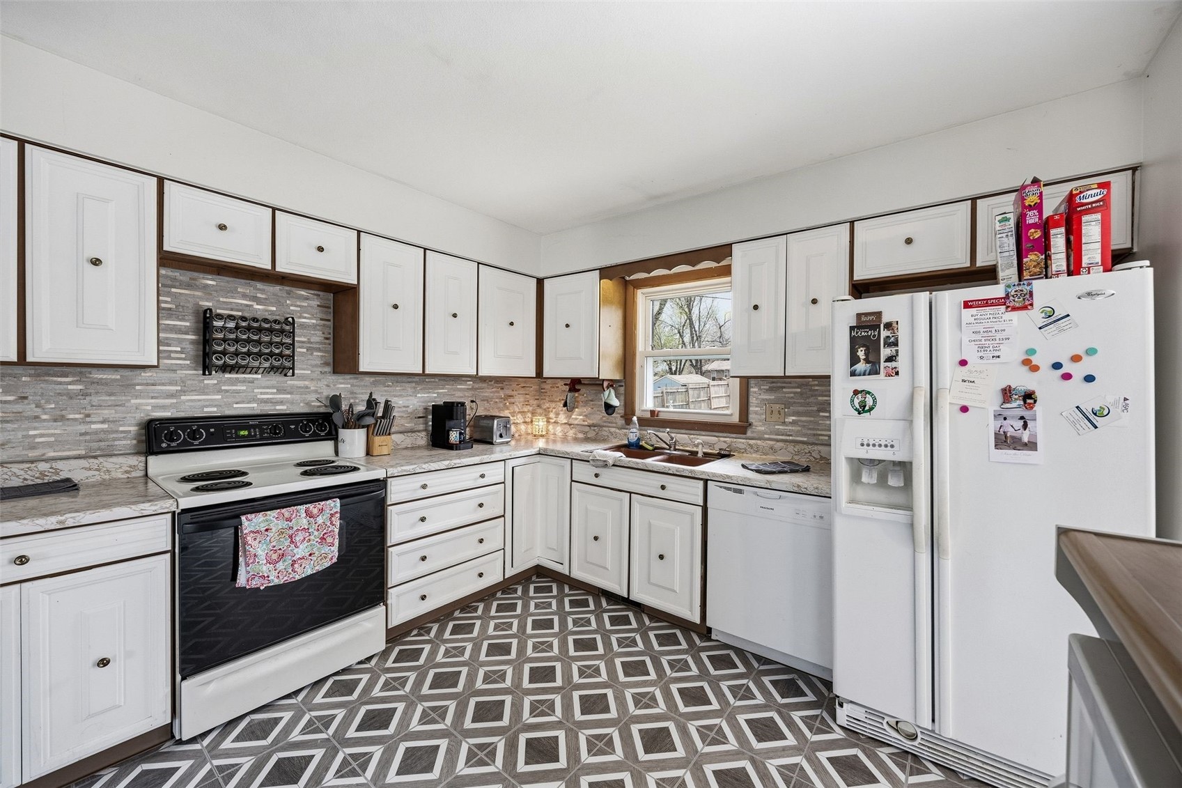 2067 Knollshire Road NE Cedar Rapids IA 52402