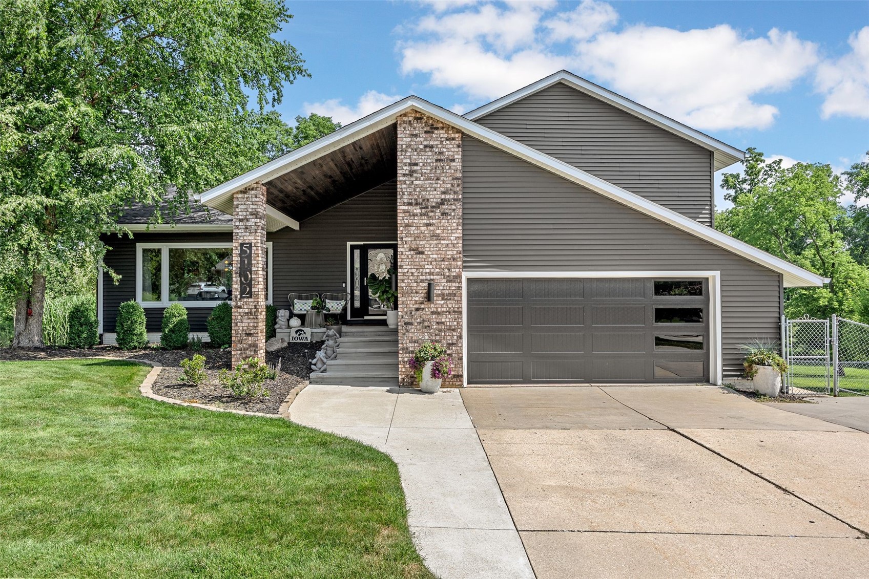 Cedar Rapids IA, 5102 Broadlawn Drive SE