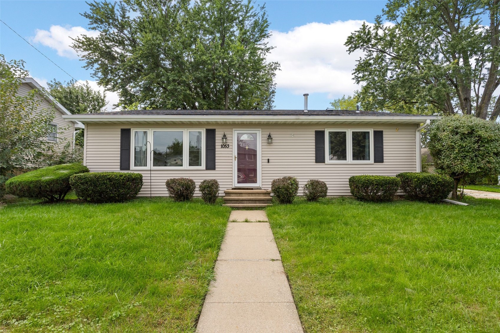 1053 Rainbow Boulevard Hiawatha IA 52233