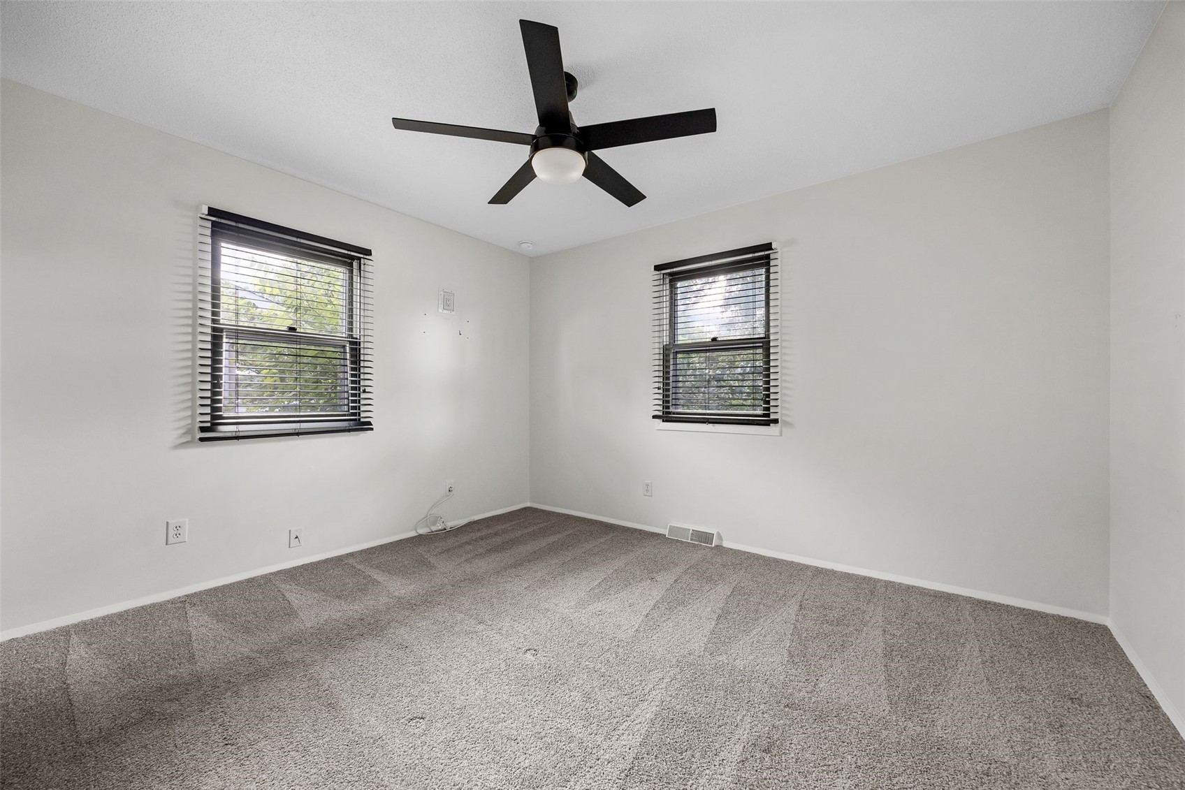 1053 Rainbow Boulevard Hiawatha IA 52233