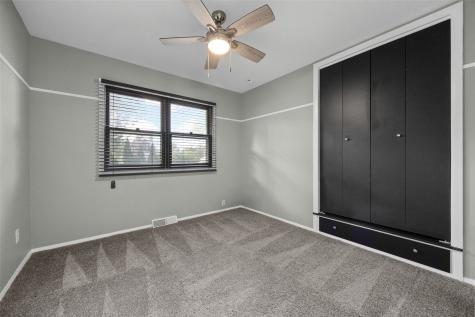 1053 Rainbow Boulevard Hiawatha IA 52233
