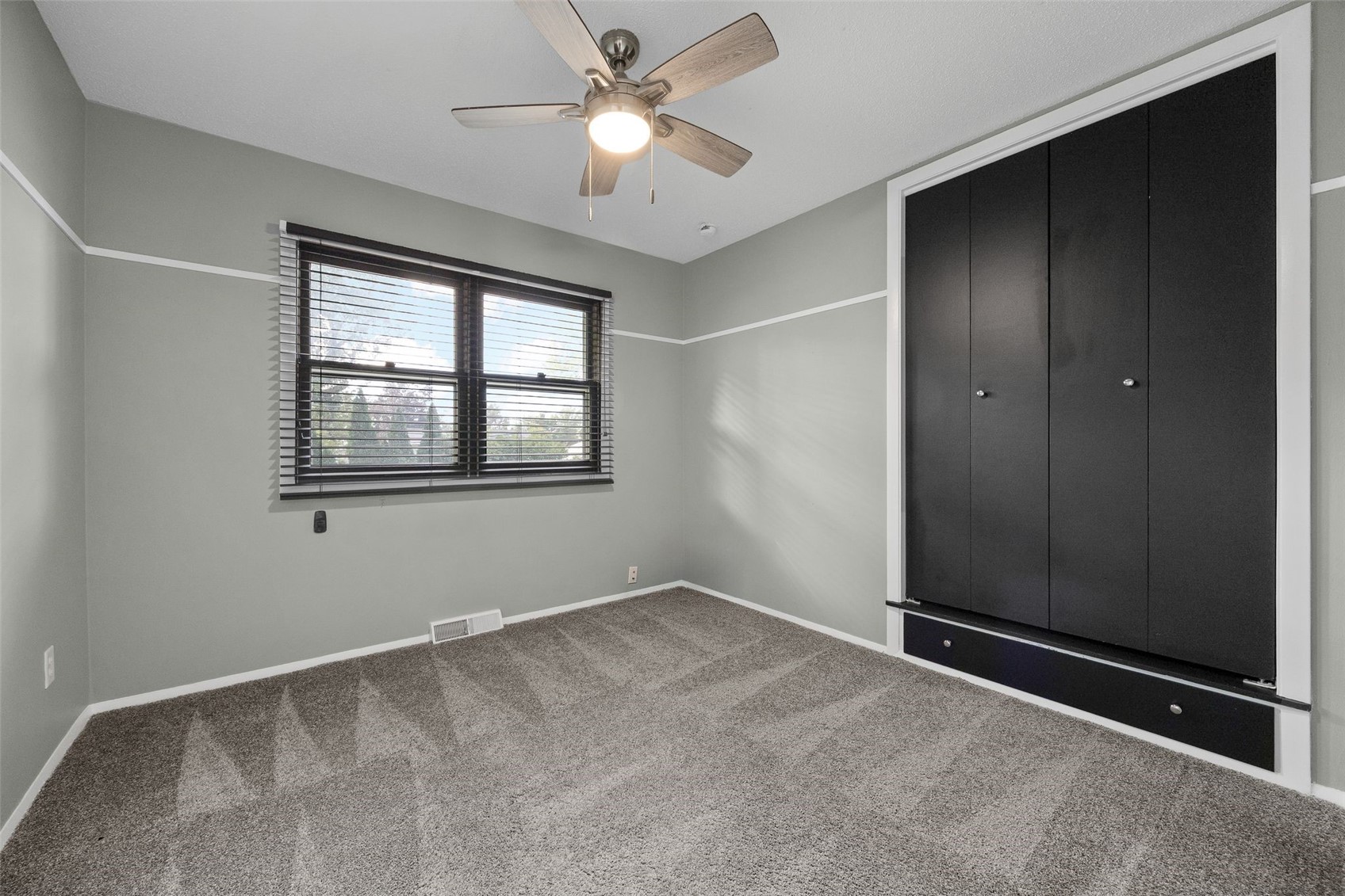 1053 Rainbow Boulevard Hiawatha IA 52233