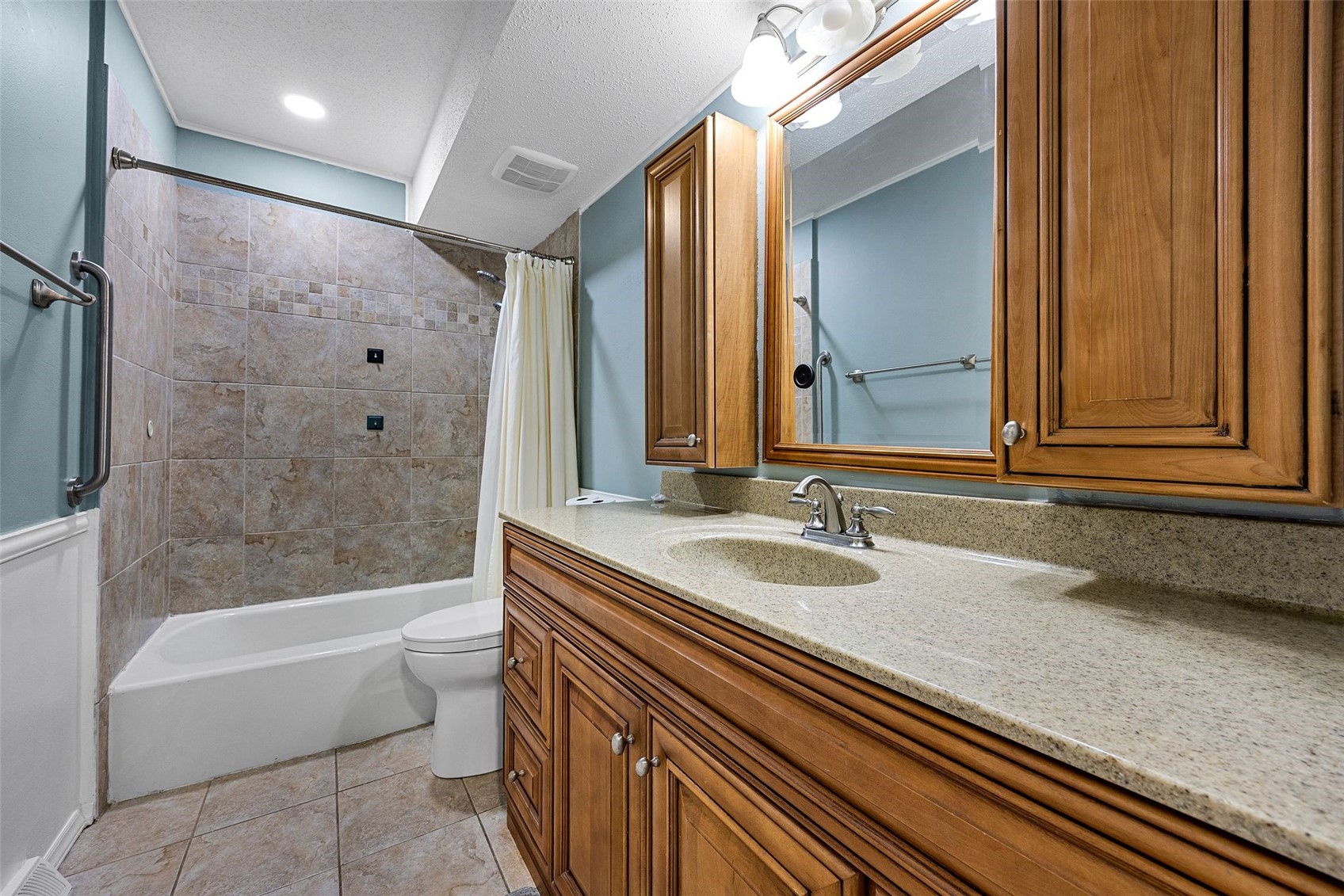 1053 Rainbow Boulevard Hiawatha IA 52233