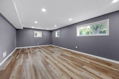 1053 Rainbow Boulevard Hiawatha IA 52233