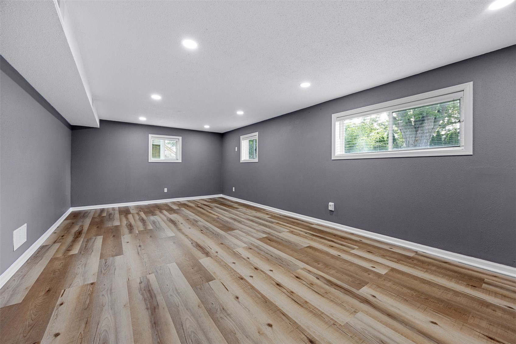 1053 Rainbow Boulevard Hiawatha IA 52233