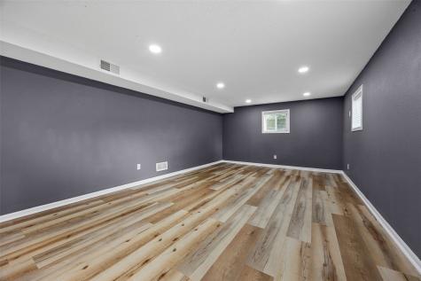 1053 Rainbow Boulevard Hiawatha IA 52233