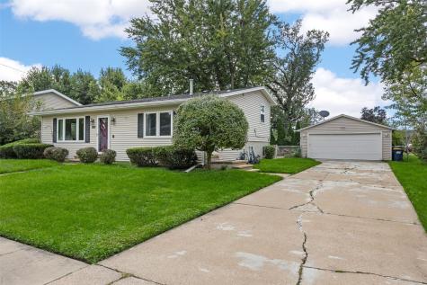 1053 Rainbow Boulevard Hiawatha IA 52233