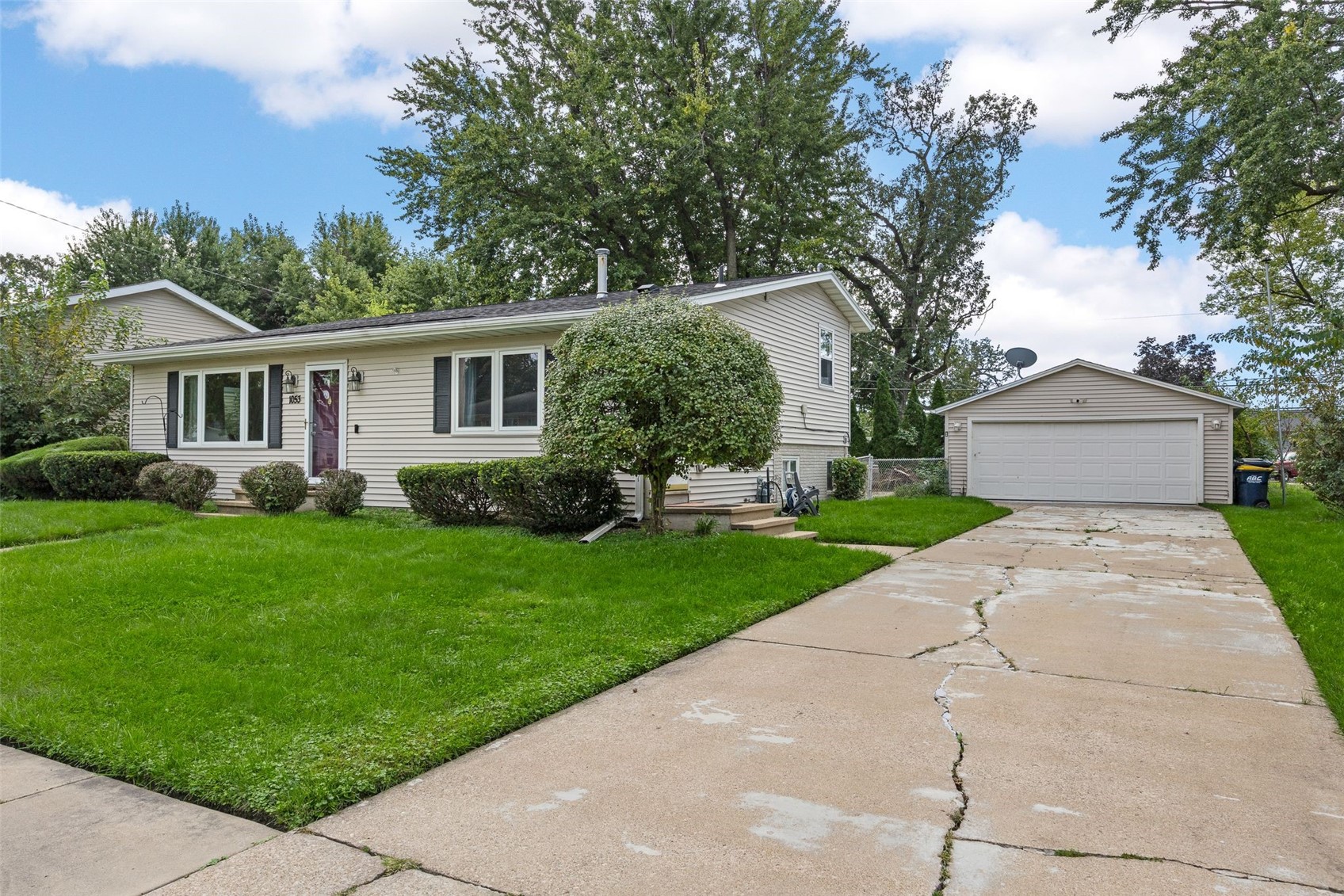 1053 Rainbow Boulevard Hiawatha IA 52233