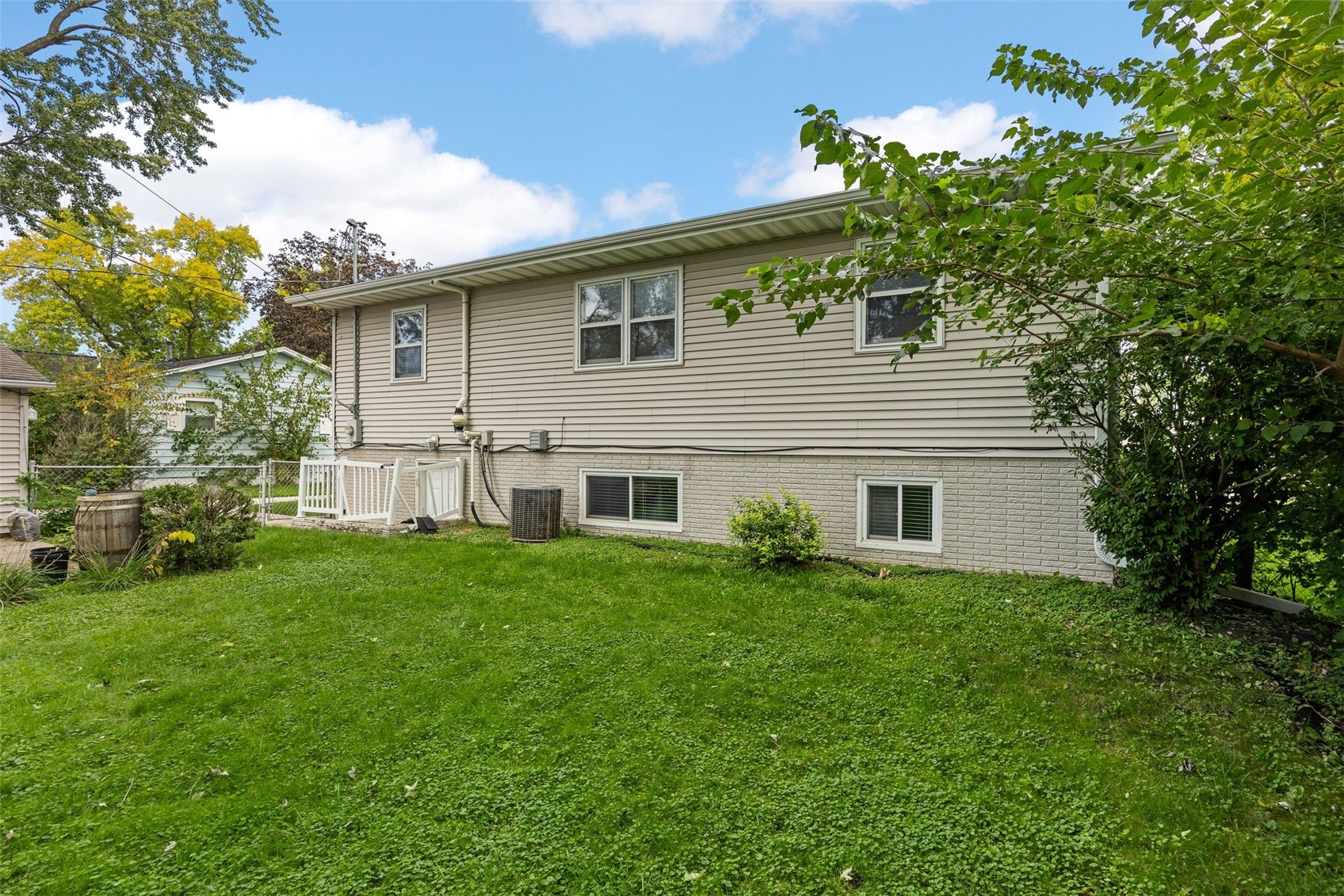 1053 Rainbow Boulevard Hiawatha IA 52233
