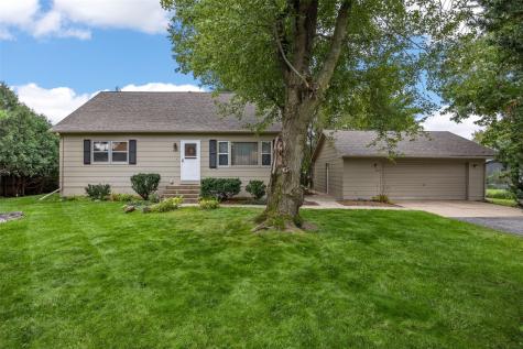 695 Eastview Drive Robins IA 52328