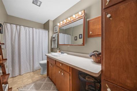 695 Eastview Drive Robins IA 52328