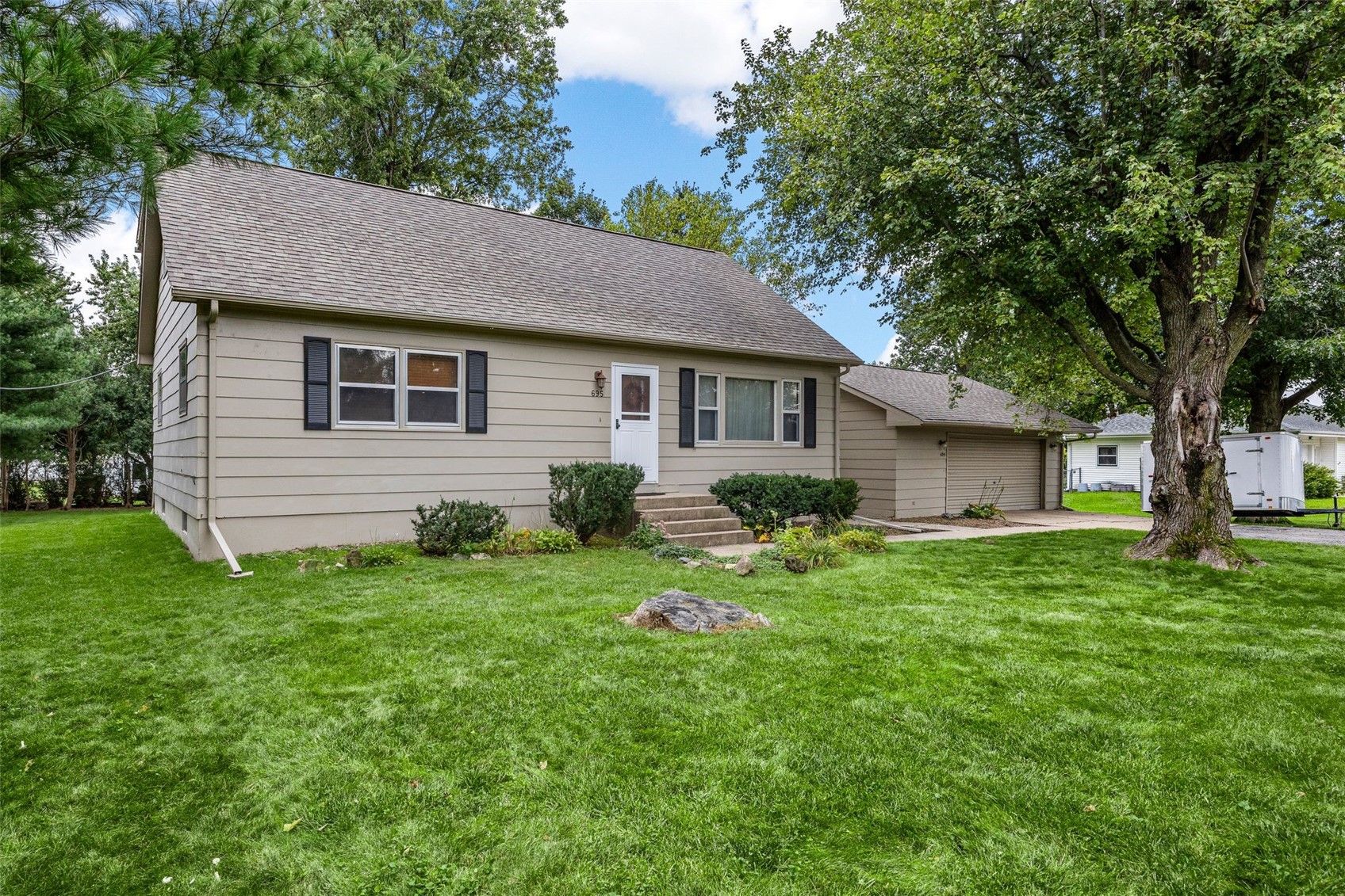 695 Eastview Drive Robins IA 52328