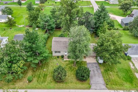 695 Eastview Drive Robins IA 52328