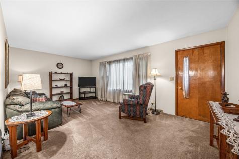 695 Eastview Drive Robins IA 52328