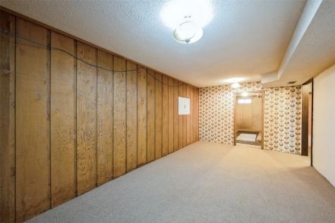 1018 E 1st Street Center Point IA 52213