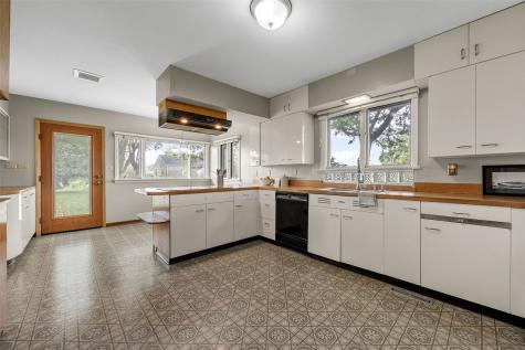 2600 Maple Drive NW Cedar Rapids IA 52405