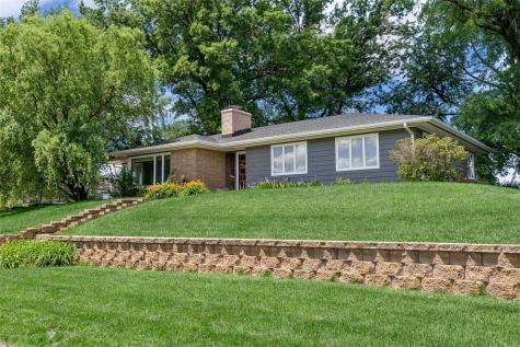 2600 Maple Drive NW Cedar Rapids IA 52405