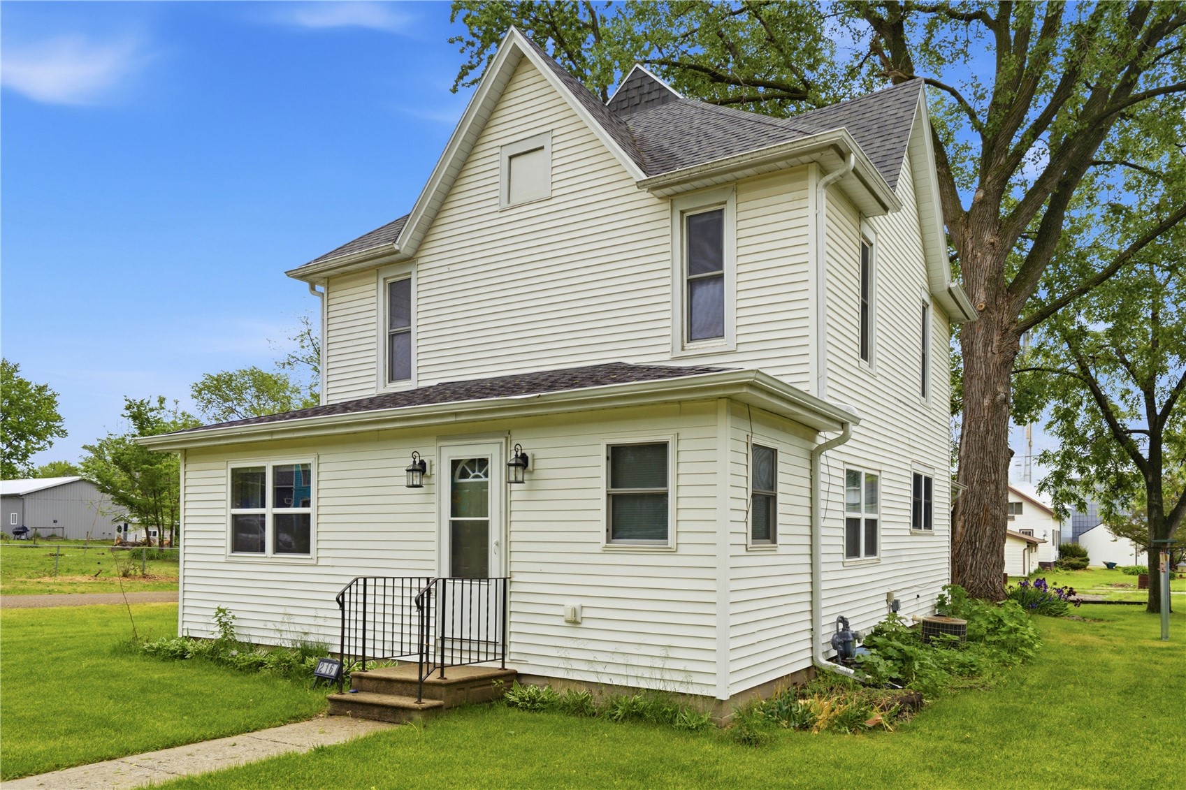 216 Lewis Street Mt Auburn IA 52313