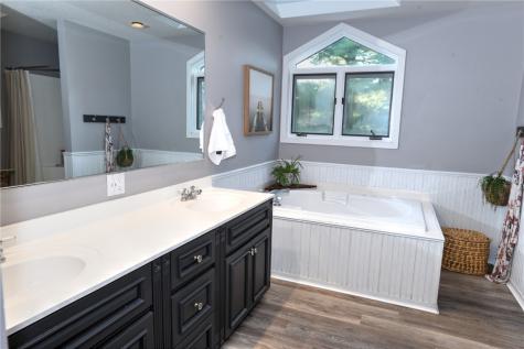2794 Tower Site Drive NE Solon IA 52333