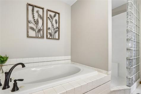 2816 Lancelot Lane NW Cedar Rapids IA 52405
