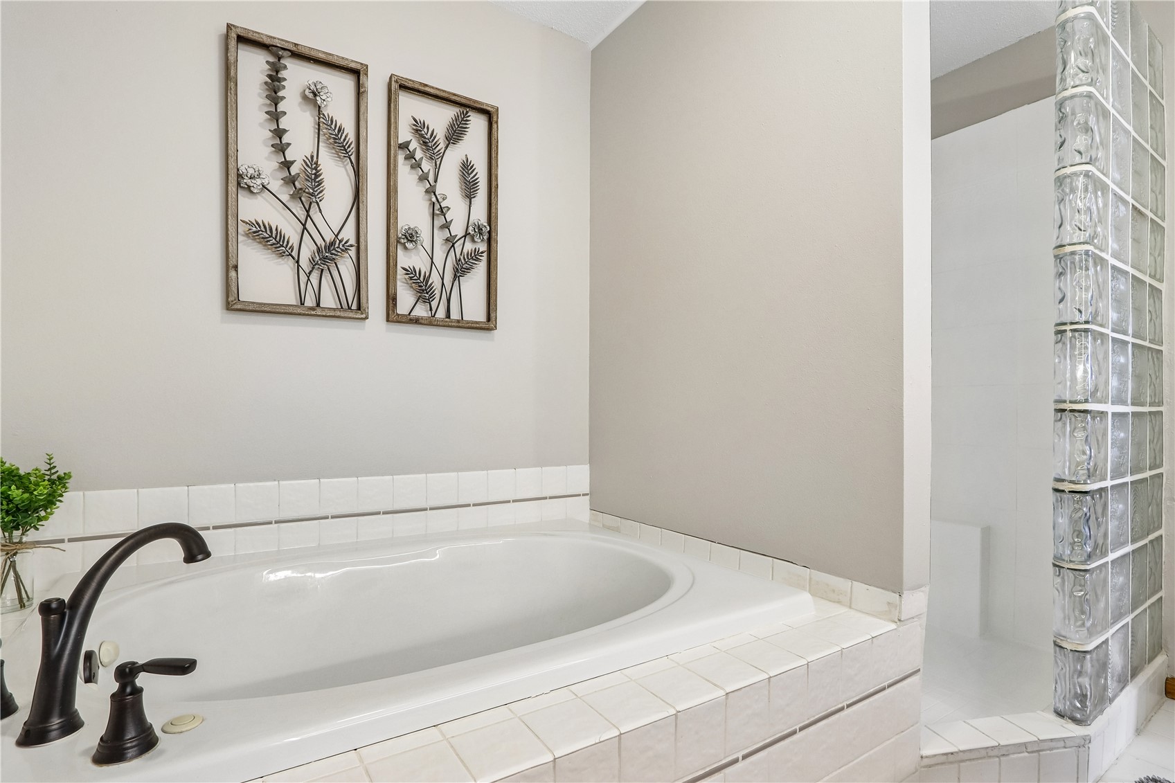 2816 Lancelot Lane NW Cedar Rapids IA 52405