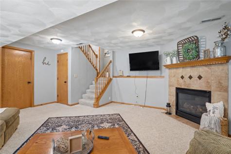 105 Richland Avenue Urbana IA 52345