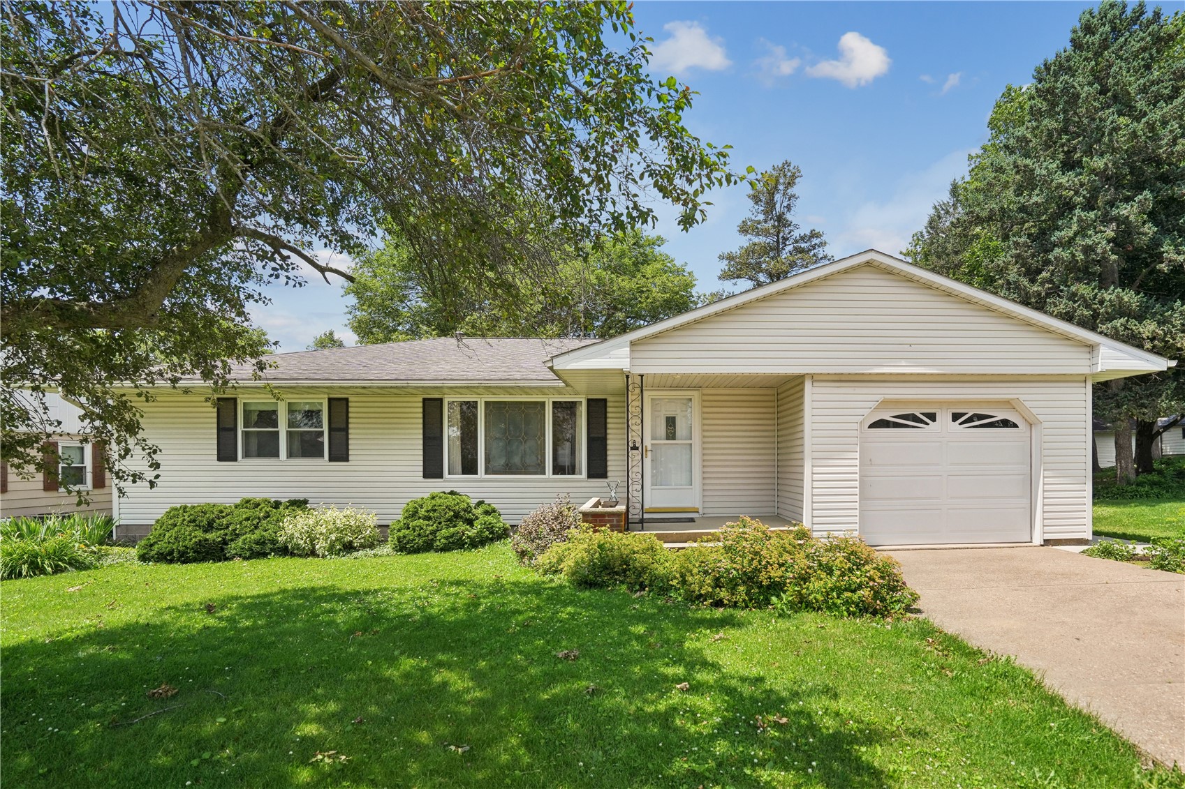 601 Hall Avenue Lowden IA 52255