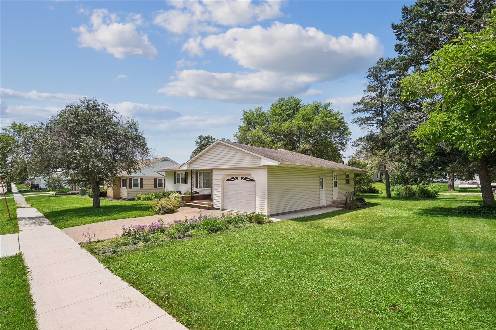 601 Hall Avenue Lowden IA 52255