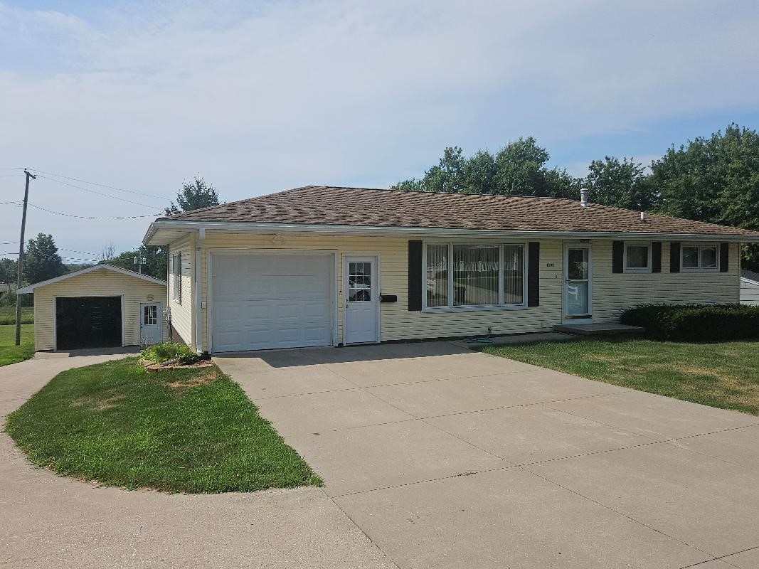 1531 Sunset Drive Belle Plaine IA 52208