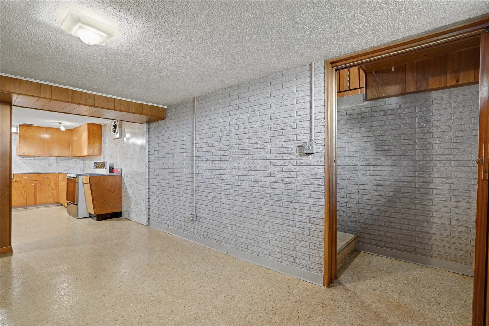 901 Mckinley Avenue Lowden IA 52255