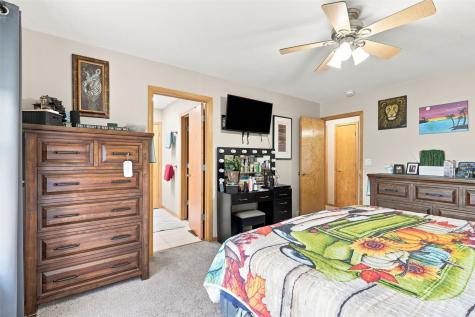 7916 Westfield Drive NE Cedar Rapids IA 52402