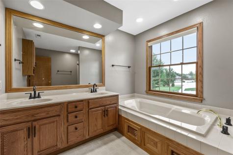 6907 Rockingham Drive SW Cedar Rapids IA 52404