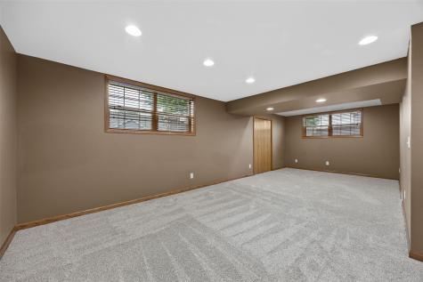 6907 Rockingham Drive SW Cedar Rapids IA 52404