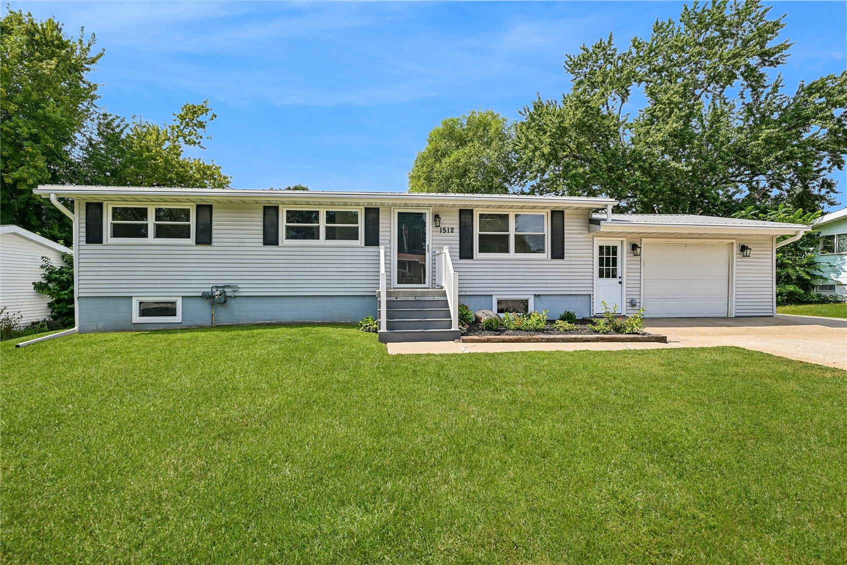 1512 Rainbow Drive Belle Plaine IA 52208