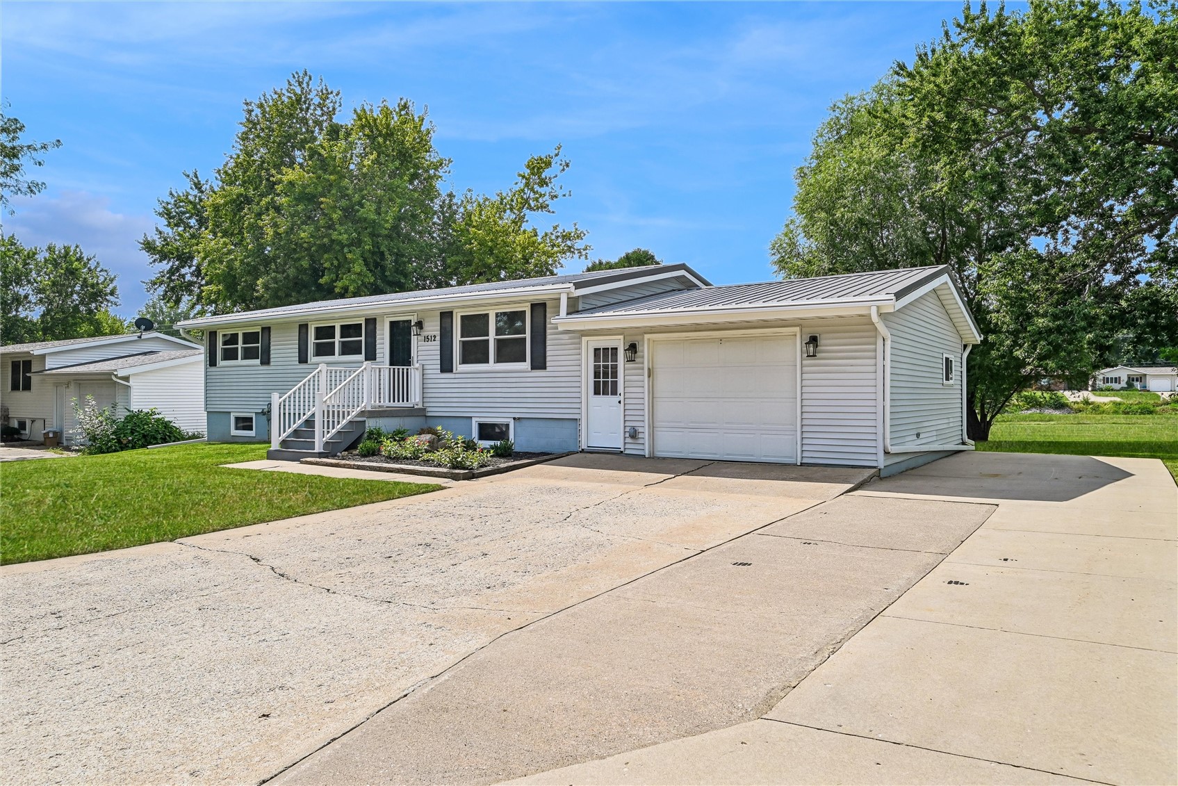 1512 Rainbow Drive Belle Plaine IA 52208