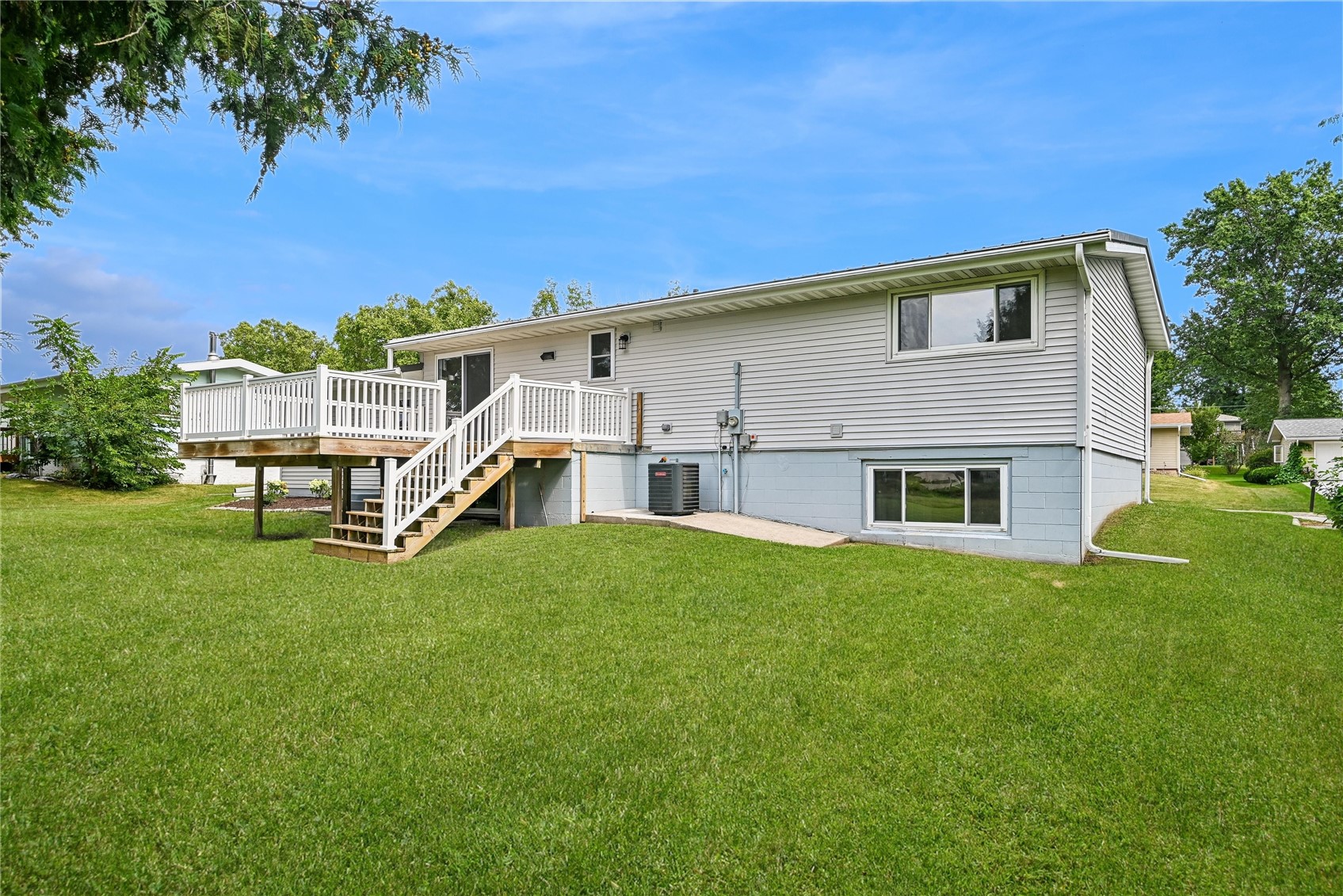 1512 Rainbow Drive Belle Plaine IA 52208