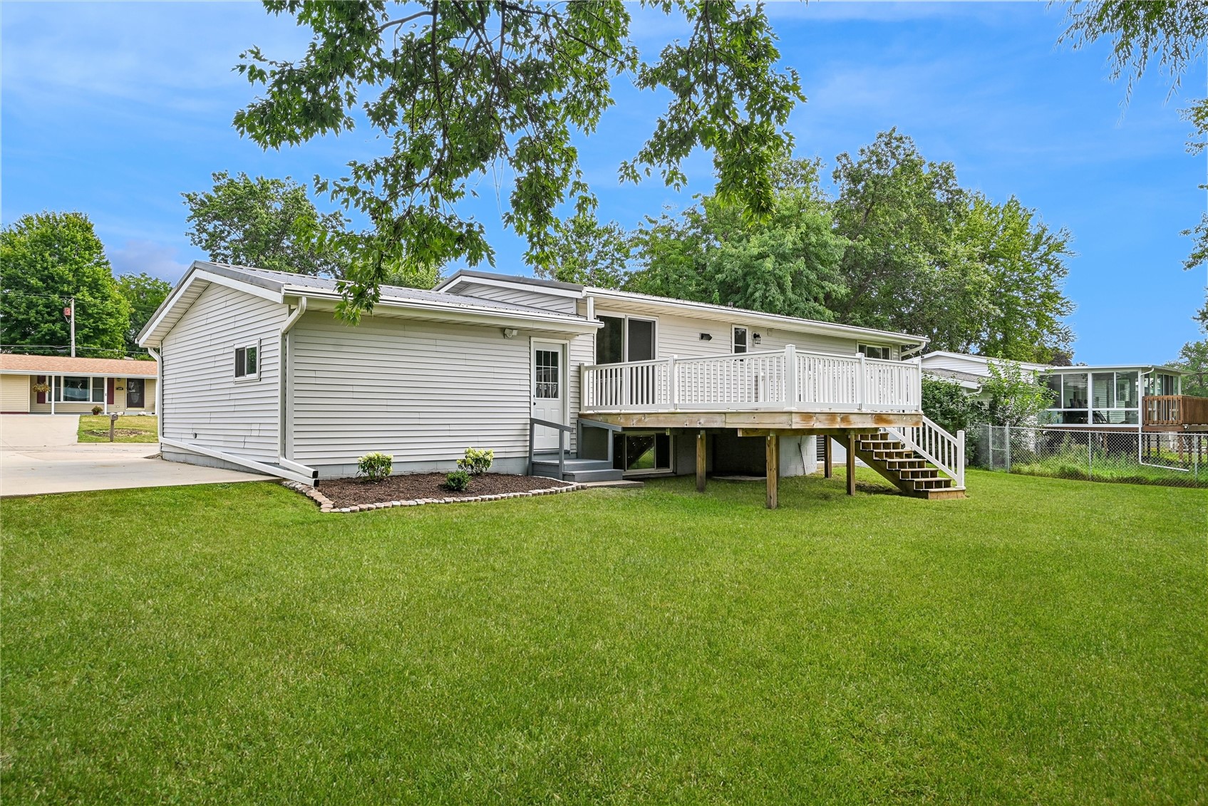 1512 Rainbow Drive Belle Plaine IA 52208