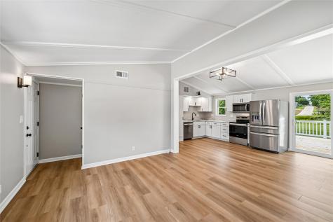 1512 Rainbow Drive Belle Plaine IA 52208