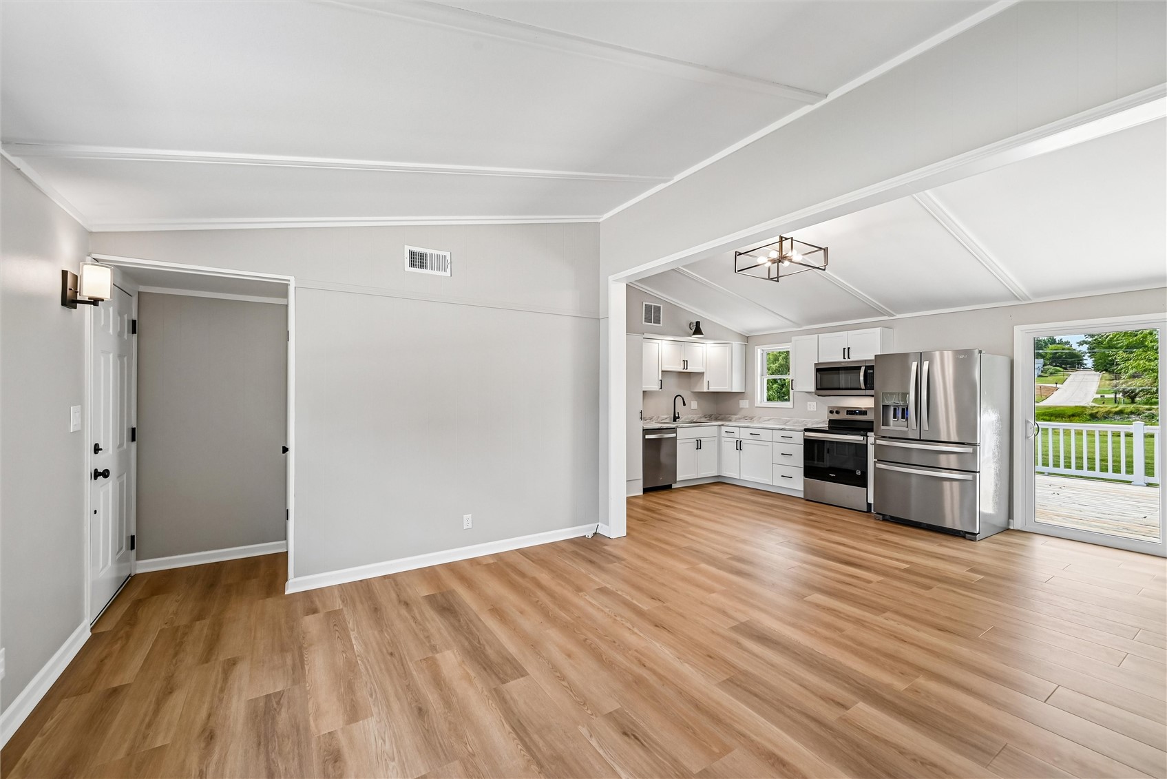 1512 Rainbow Drive Belle Plaine IA 52208