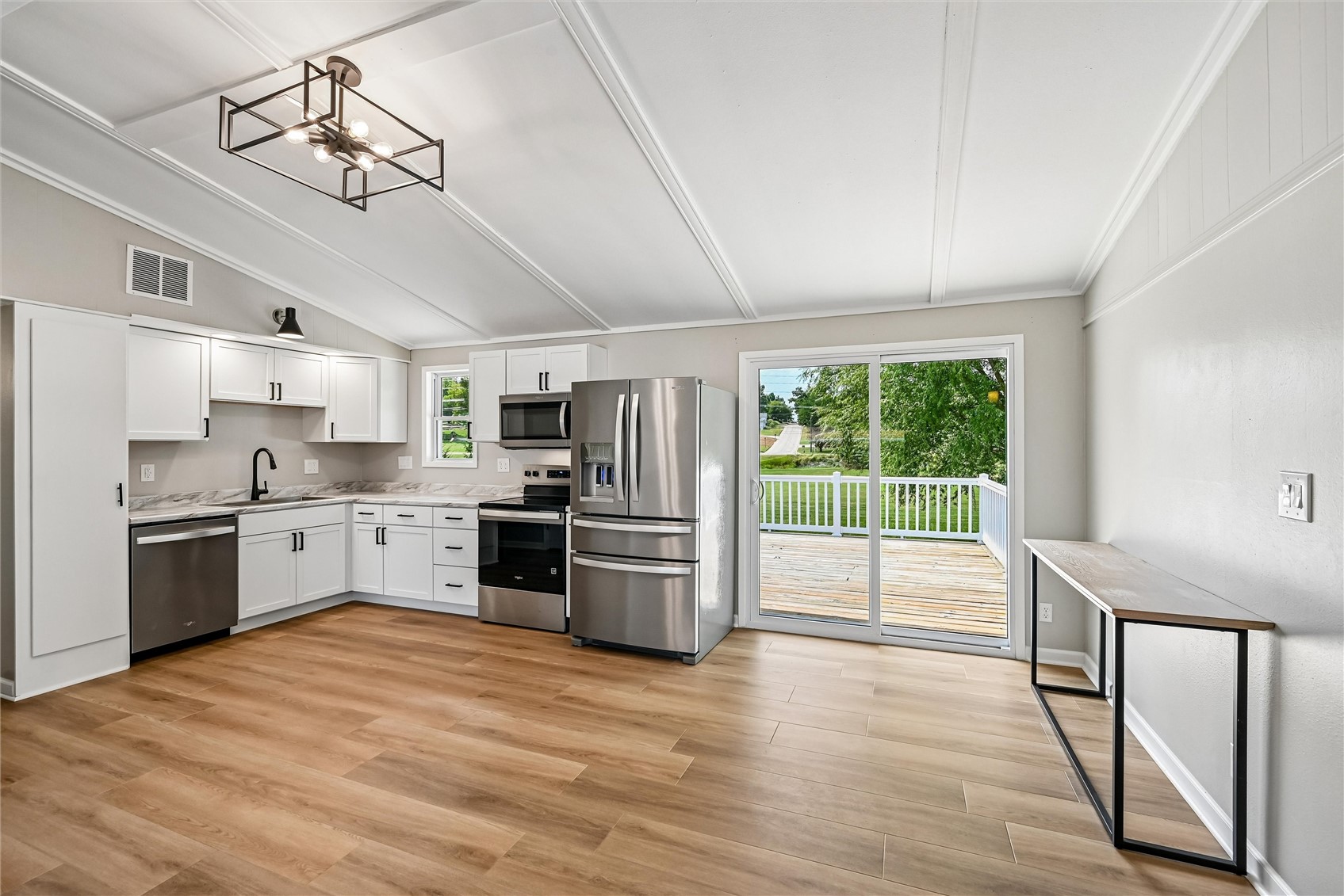 1512 Rainbow Drive Belle Plaine IA 52208