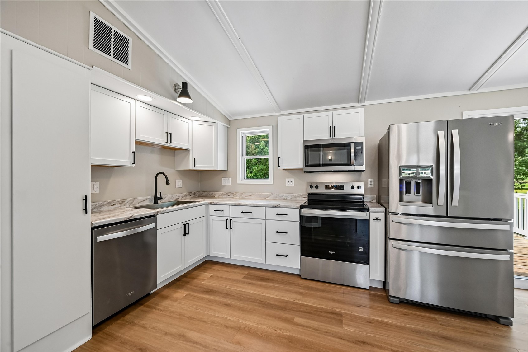1512 Rainbow Drive Belle Plaine IA 52208