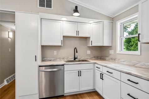 1512 Rainbow Drive Belle Plaine IA 52208