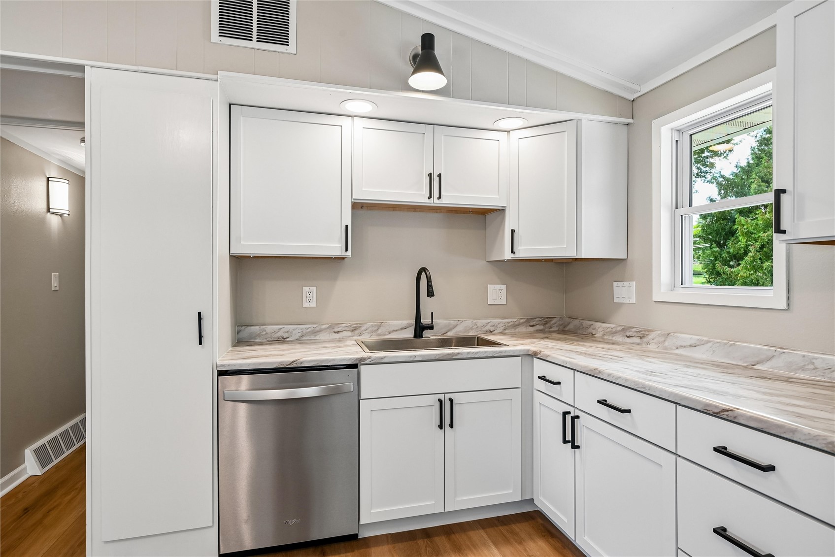 1512 Rainbow Drive Belle Plaine IA 52208