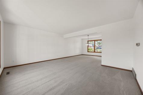 1077 Milstead Drive Hiawatha IA 52233