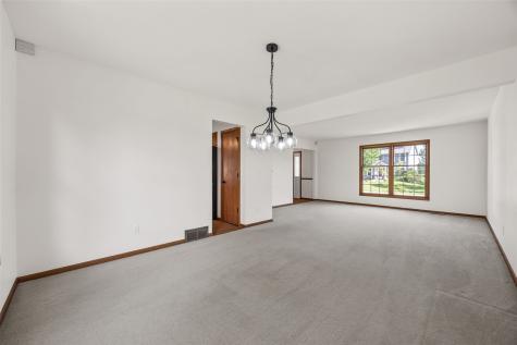 1077 Milstead Drive Hiawatha IA 52233