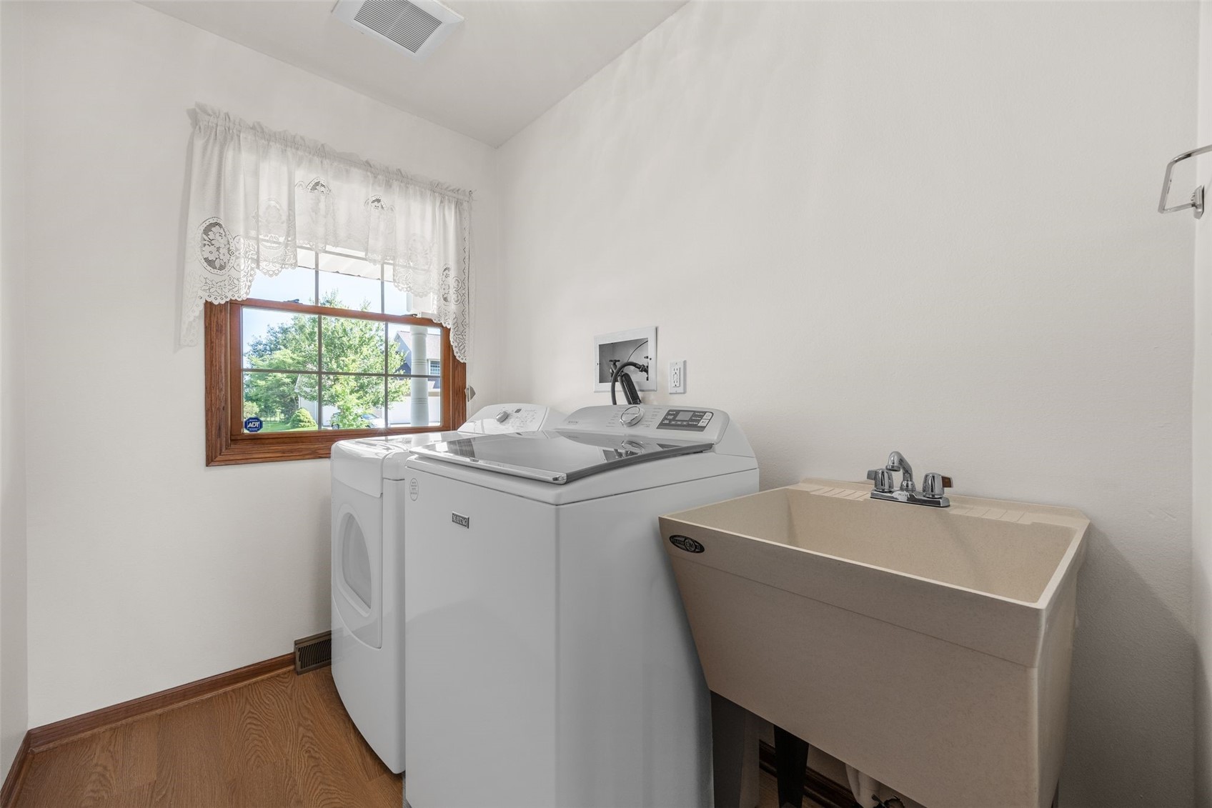 1077 Milstead Drive Hiawatha IA 52233