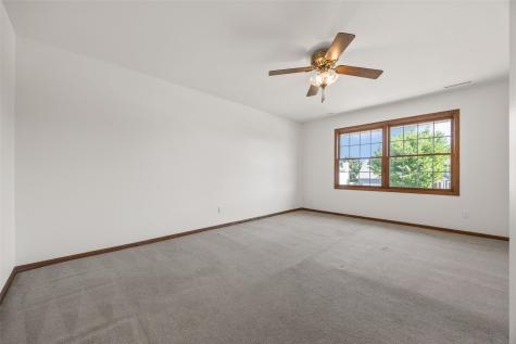 1077 Milstead Drive Hiawatha IA 52233