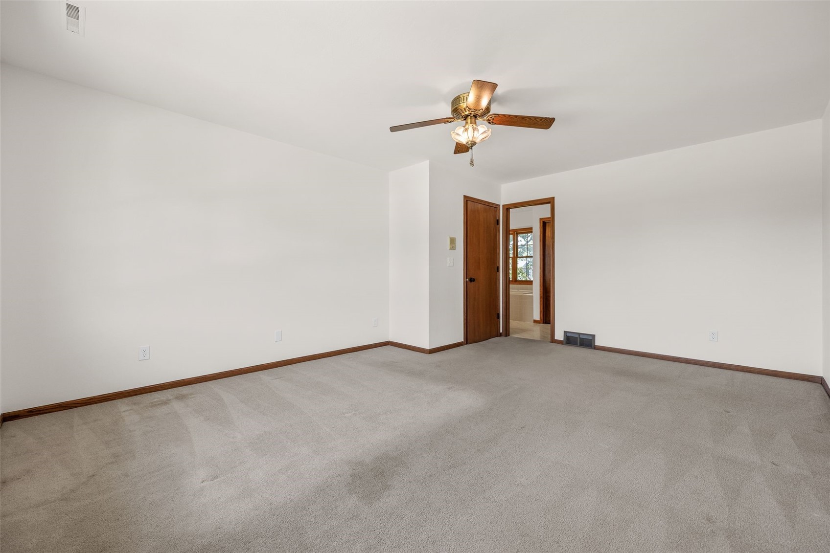 1077 Milstead Drive Hiawatha IA 52233