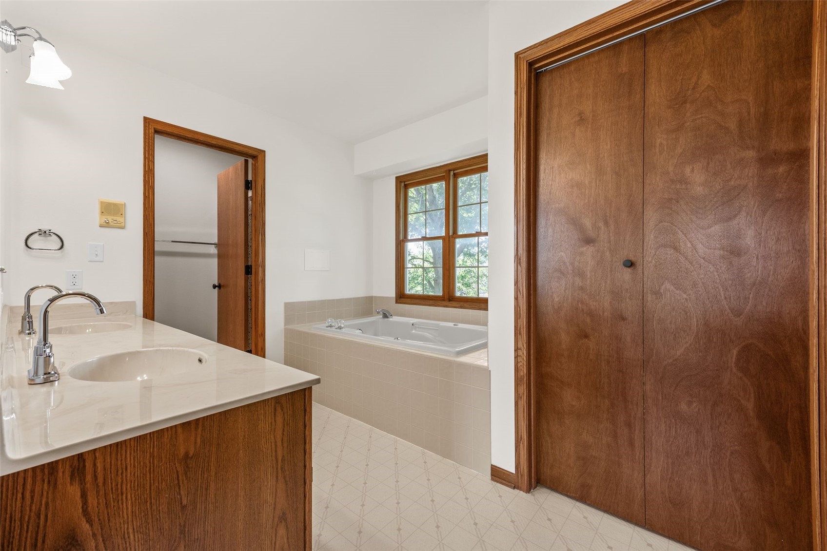 1077 Milstead Drive Hiawatha IA 52233