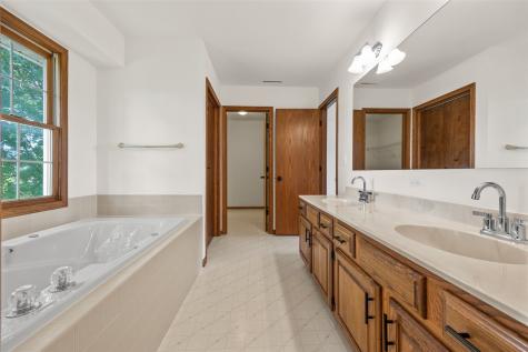 1077 Milstead Drive Hiawatha IA 52233